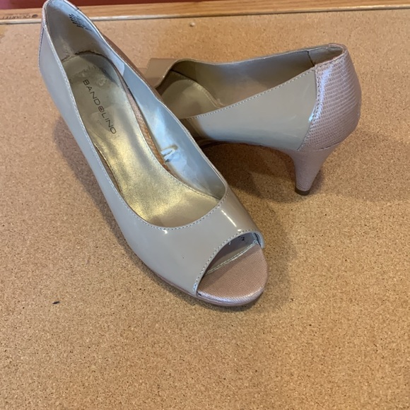 Bandolino  Tan Shoes 7 1/2 M - Picture 2 of 9